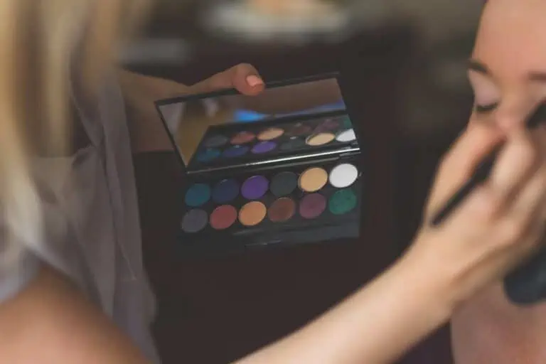 image for the how to become a makeup artist post on gigworker.com